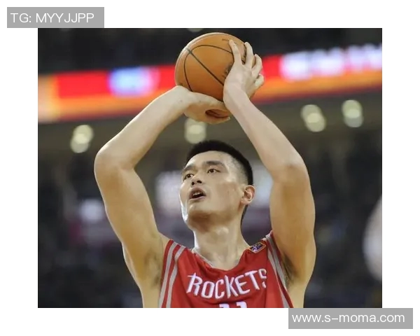 姚明在奥运赛场与对手握手传递友谊与体育精神的感人瞬间 姚明在奥运赛场与对手握手传递友谊与体育精神的感人瞬间